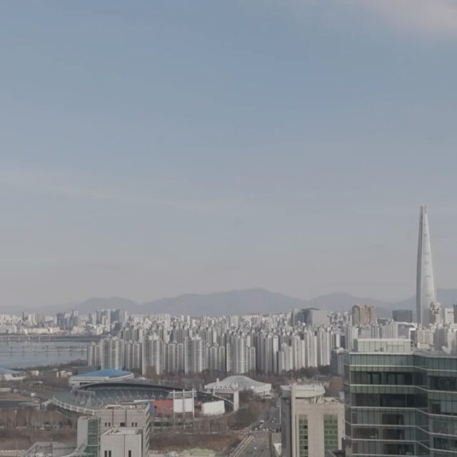 BLOOMING CLOUDS
도심 속에 피어오른 구름

Cultural Center Design in Teheran-ro, Gangnam-gu, Seoul, Korea
서울특별시 강남구 대치동 945-2, 3, 4 필지에 증축된 근린생활시설

<<빗썸나눔센터>>

In the complex and bleak Teheran-ro of Gangnam, we proposed an ‘urban oasis’ where tired city dwellers can catch their breath and recharge, through an exterior design that is fresh and innovative, and outdoor spaces that express comfort and mystery. This concept helps establish a new identity for the Gangnam area.
복잡하고 삭막한 강남 테헤란로에 산뜻하고 참신한 외관 디자인과 편안함과 신비함을 드러내는 외부공간을 통해 지친 도시민들이 숨을 고르고 재충전할 수 있는 ‘도심 속 오아시스’를 제안하여 강남일대에 새로운 아이덴티티를 구축하였습니다.

The building’s Cloud Facade evokes the imagery of water and clouds, reminiscent of an oasis mirage shimmering in the vast desert. The balloons nestled between the scaffolding structures symbolize hope and evoke the image of a floating oasis, a dream suspended and hovering in the sky.
건물의 Cloud Facade는 사막의 오아시스를 연상시키는 물과 구름의 이미지를 형상화하고 있습니다. 구조물 사이 사이에 자리잡은 풍선들은 희망을 상징하며, 신기루 현상과 같이 하늘에 떠 있는 오아시스의 환영을 연상시킵니다. 

From illusion to a tangible reality
We often speak of “chasing mirages” as a metaphor for pursuing the unattainable. Yet imagine the exciting moment of realization that the distant mirage you once beheld is no illusion, but a tangible piece of reality. The Mirror Wall surrounding the outdoor space serves as a medium, blurring the line between reality and illusion, inviting visitors to step into a world where dreams and reality intertwine.
환상적인 것을 비유적으로 말할 때 “신기루를 쫓는다”라고 얘기합니다. 하지만 멀리서 바라보았던 신기루가 환상이 아닌, 현실의 일부라는 것을 깨닫는 순간 우리가 느낄 수 있는 희열을 상상해보았습니다. Cloud Facade 옆의 외부공간을 둘러싸고 있는 Mirror Wall 은 이렇듯, 현실과 환영의 경계를 모호하게 해주는 매개체의 역할을 합니다. 

2024년 12월 준공 
Built on December, 2025 
Team : Seonwook Jo, Myungsoo Ha, Myungjin Kim, Taerim kim, Yoonha Shin

#에스에스피건축사사무소 #건축가박성기 #박성기 #건축가 #건축 #디자인 #건축사 #건축디자인 #젊은건축가 #팝업 #건축계획 #근린생활시설 #근생건축 #강남구 #대치동 #studiosunggipark #ssp #sspdss #architect #architecture #architecturaldesigner #youngarchitect #NeighborhoodFacilities #popup #installation #mirrorinstallation #balloonart #ballooninstallation #bithumb_official #bithumb