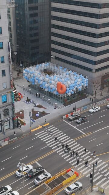 BLOOMING CLOUDS
도심 속에 피어오른 구름
Cultural Center Design in Teheran-ro, Gangnam-gu, Seoul, Korea
서울특별시 강남구 대치동 945-2, 3, 4 필지에 증축된 근린생활시설
<<빗썸나눔센터>>
In the complex and bleak Teheran-ro of Gangnam, we proposed an ‘urban oasis’ where tired city dwellers can catch their breath and recharge, through an exterior design that is fresh and innovative, and outdoor spaces that express comfort and mystery. This concept helps establish a new identity for the Gangnam area.
복잡하고 삭막한 강남 테헤란로에 산뜻하고 참신한 외관 디자인과 편안함과 신비함을 드러내는 외부공간을 통해 지친 도시민들이 숨을 고르고 재충전할 수 있는 ‘도심 속 오아시스’를 제안하여 강남일대에 새로운 아이덴티티를 구축하였습니다.
The building’s Cloud Facade evokes the imagery of water and clouds, reminiscent of an oasis mirage shimmering in the vast desert. The balloons nestled between the scaffolding structures symbolize hope and evoke the image of a floating oasis, a dream suspended and hovering in the sky.
건물의 Cloud Facade는 사막의 오아시스를 연상시키는 물과 구름의 이미지를 형상화하고 있습니다. 구조물 사이 사이에 자리잡은 풍선들은 희망을 상징하며, 신기루 현상과 같이 하늘에 떠 있는 오아시스의 환영을 연상시킵니다.
From illusion to a tangible reality
We often speak of “chasing mirages” as a metaphor for pursuing the unattainable. Yet imagine the exciting moment of realization that the distant mirage you once beheld is no illusion, but a tangible piece of reality. The Mirror Wall surrounding the outdoor space serves as a medium, blurring the line between reality and illusion, inviting visitors to step into a world where dreams and reality intertwine.
환상적인 것을 비유적으로 말할 때 “신기루를 쫓는다”라고 얘기합니다. 하지만 멀리서 바라보았던 신기루가 환상이 아닌, 현실의 일부라는 것을 깨닫는 순간 우리가 느낄 수 있는 희열을 상상해보았습니다. Cloud Facade 옆의 외부공간을 둘러싸고 있는 Mirror Wall 은 이렇듯, 현실과 환영의 경계를 모호하게 해주는 매개체의 역할을 합니다.
2024년 12월 준공
Built on December, 2025
Team : Seonwook Jo, Myungsoo Ha, Myungjin Kim, Taerim kim, Yoonha Shin
#에스에스피건축사사무소 #건축가박성기 #박성기 #건축가 #건축 #디자인 #건축사 #건축디자인 #젊은건축가 #팝업 #건축계획 #근린생활시설 #근생건축 #강남구 #대치동 #studiosunggipark #ssp #sspdss #architect #architecture #architecturaldesigner #youngarchitect #NeighborhoodFacilities #popup #installation #mirrorinstallation #balloonart #ballooninstallation #bithumb_official #bithumb
