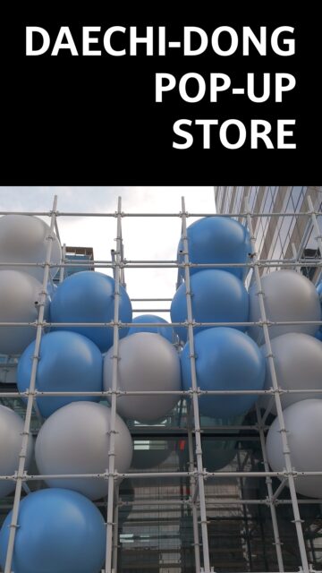 BLOOMING CLOUDS
도심 속에 피어오른 구름
Cultural Center Design in Teheran-ro, Gangnam-gu, Seoul, Korea
서울특별시 강남구 대치동 945-2, 3, 4 필지에 증축된 근린생활시설
<<빗썸나눔센터>>
In the complex and bleak Teheran-ro of Gangnam, we proposed an ‘urban oasis’ where tired city dwellers can catch their breath and recharge, through an exterior design that is fresh and innovative, and outdoor spaces that express comfort and mystery. This concept helps establish a new identity for the Gangnam area.
복잡하고 삭막한 강남 테헤란로에 산뜻하고 참신한 외관 디자인과 편안함과 신비함을 드러내는 외부공간을 통해 지친 도시민들이 숨을 고르고 재충전할 수 있는 ‘도심 속 오아시스’를 제안하여 강남일대에 새로운 아이덴티티를 구축하였습니다.
The building’s Cloud Facade evokes the imagery of water and clouds, reminiscent of an oasis mirage shimmering in the vast desert. The balloons nestled between the scaffolding structures symbolize hope and evoke the image of a floating oasis, a dream suspended and hovering in the sky.
건물의 Cloud Facade는 사막의 오아시스를 연상시키는 물과 구름의 이미지를 형상화하고 있습니다. 구조물 사이 사이에 자리잡은 풍선들은 희망을 상징하며, 신기루 현상과 같이 하늘에 떠 있는 오아시스의 환영을 연상시킵니다.
From illusion to a tangible reality
We often speak of “chasing mirages” as a metaphor for pursuing the unattainable. Yet imagine the exciting moment of realization that the distant mirage you once beheld is no illusion, but a tangible piece of reality. The Mirror Wall surrounding the outdoor space serves as a medium, blurring the line between reality and illusion, inviting visitors to step into a world where dreams and reality intertwine.
환상적인 것을 비유적으로 말할 때 “신기루를 쫓는다”라고 얘기합니다. 하지만 멀리서 바라보았던 신기루가 환상이 아닌, 현실의 일부라는 것을 깨닫는 순간 우리가 느낄 수 있는 희열을 상상해보았습니다. Cloud Facade 옆의 외부공간을 둘러싸고 있는 Mirror Wall 은 이렇듯, 현실과 환영의 경계를 모호하게 해주는 매개체의 역할을 합니다.
2024년 12월 준공
Built on December, 2025
Team : Seonwook Jo, Myungsoo Ha, Myungjin Kim, Taerim kim, Yoonha Shin
#에스에스피건축사사무소 #건축가박성기 #박성기 #건축가 #건축 #디자인 #건축사 #건축디자인 #젊은건축가 #팝업 #건축계획 #근린생활시설 #근생건축 #강남구 #대치동 #studiosunggipark #ssp #sspdss #architect #architecture #architecturaldesigner #youngarchitect #NeighborhoodFacilities #popup #installation #mirrorinstallation #balloonart #ballooninstallation #bithumb_official #bithumb